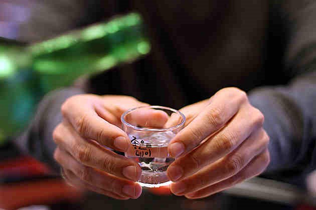 Ngạc nhiên với cách uống rượu của người Hàn Quốc