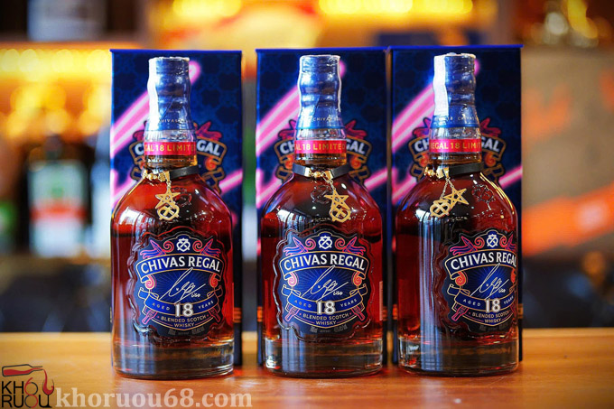 Rượu Chivas 18 Year Old Lisa Black Pink Limited