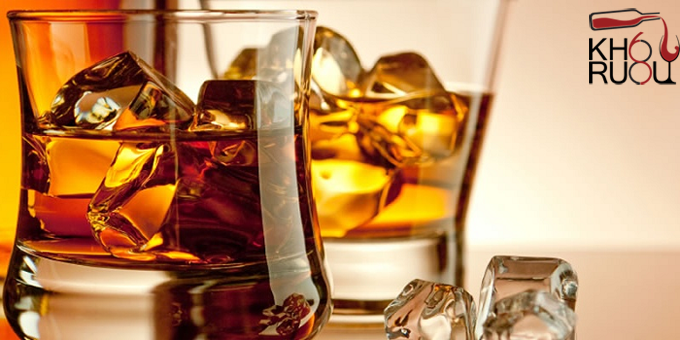 Hướng dẫn lựa chọn loại đá phù hợp khi uống rượu Whisky