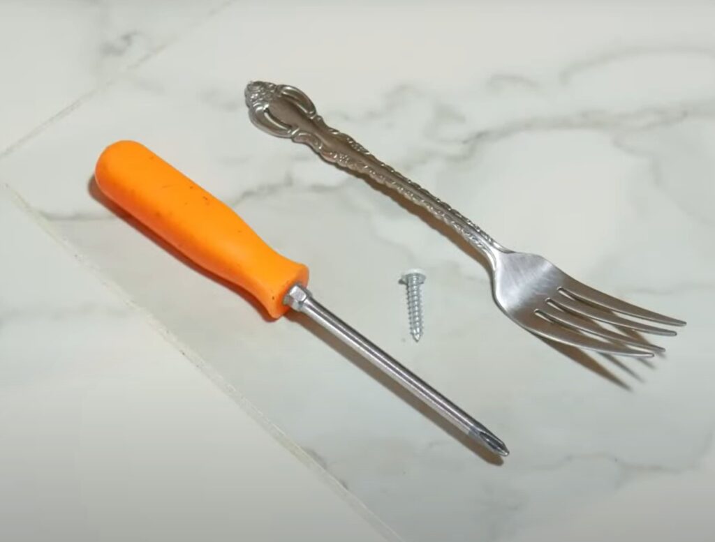 Dùng đinh và nĩa giải pháp tự chế