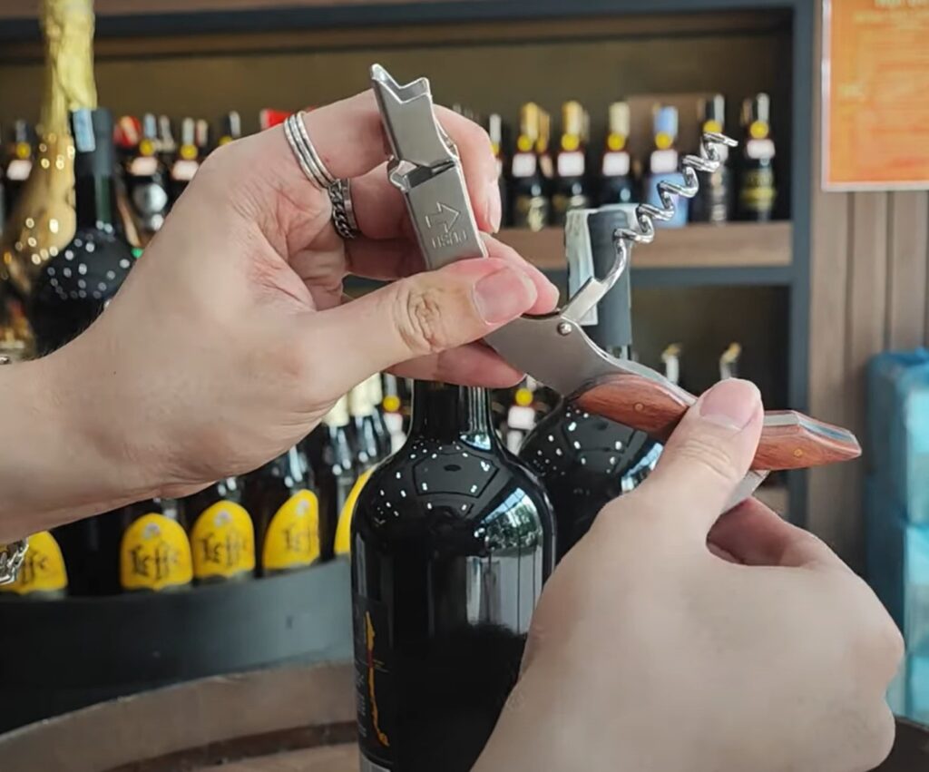Vì sao nên biết nhiều cách mở rượu vang?