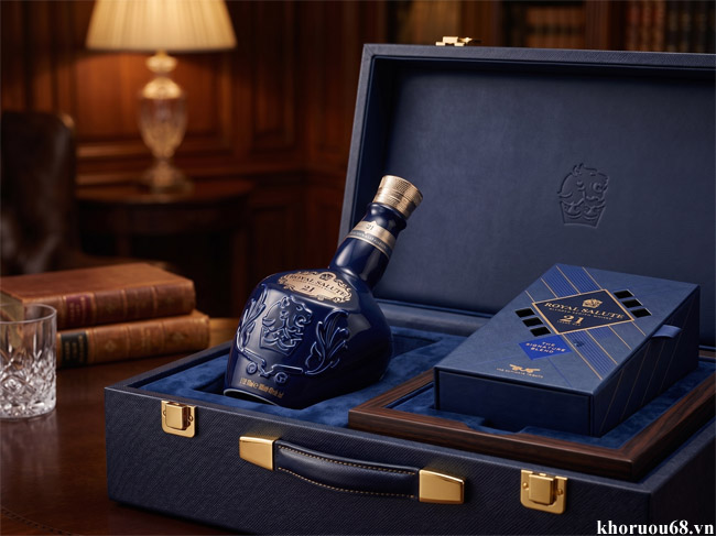 Chivas 18 Hay Chivas 21 Loại Nào Đáng Mua Hơn? Hộp quà rượu ngoại biếu sếp sang trọng Chivas 21 sứ tại Kho Rượu 68